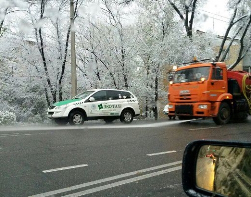 В Алматы при температуре -5 поливают дороги