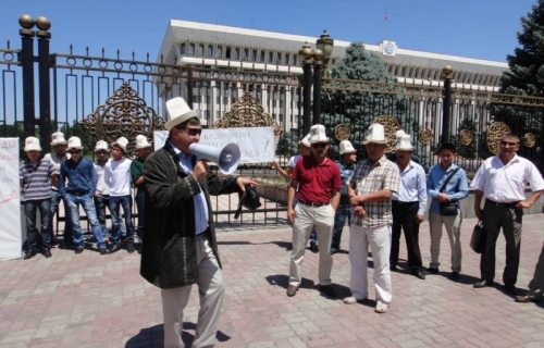 В Бишкеке митингуют против сексуального образования школьников