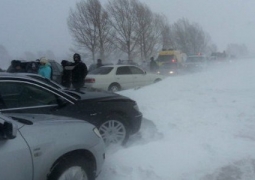 Тысяча автомобилей застряли на трассе Астана - Караганда