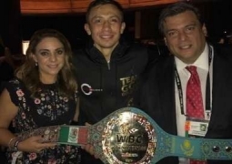 Геннадий Головкин получил специальный пояс WBC