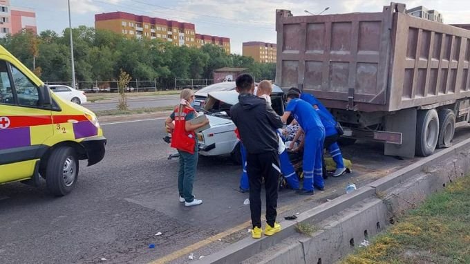 Алматыда он адам мінген "Жигули" жүк көлігіне соғылды