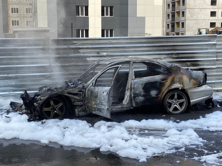 Алматыда тұрғын үй ауласында Mercedes көлігі өртеніп кетті