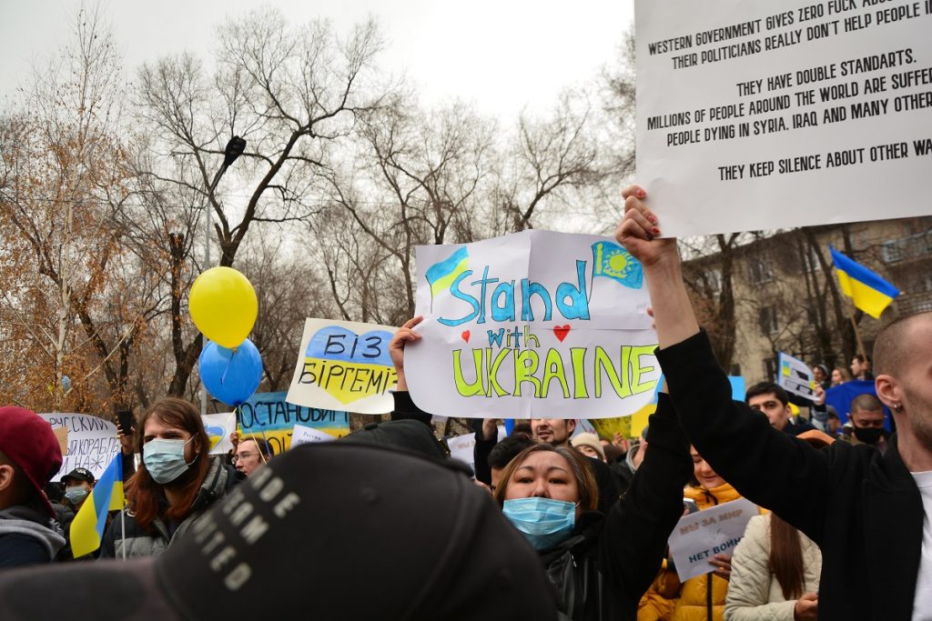 В Алматы прошел митинг против войны в Украине