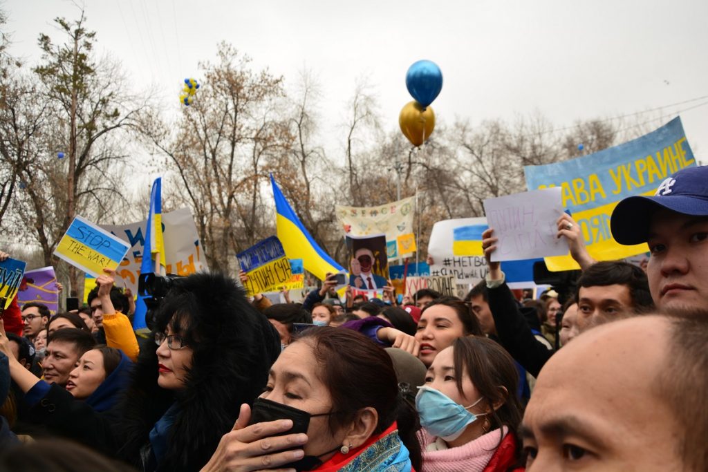 Против войны новости. Митинги против войны с Украиной. Митинг в Алматы против войны в Украине. Демонстрация против войны с Украиной.
