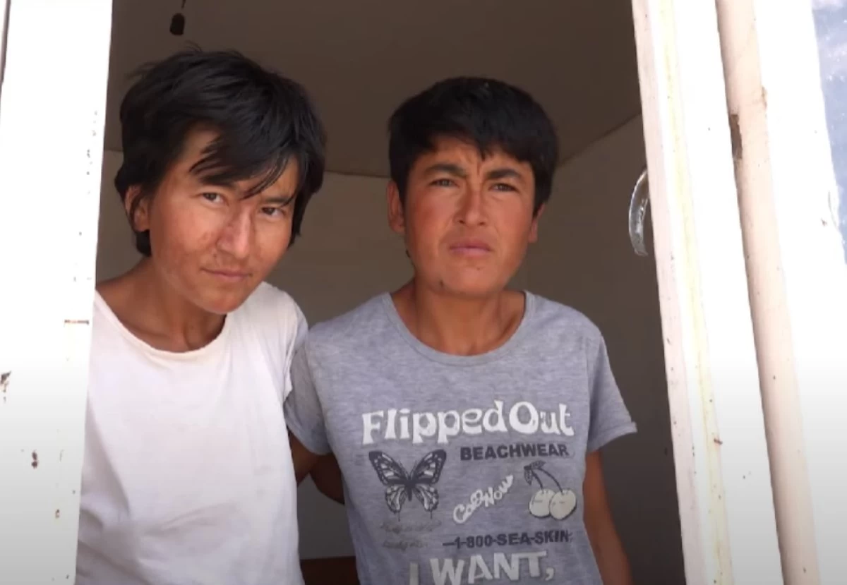 Шлюха қынапқа үлкен заттарды салады