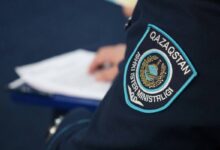 Поездка на капоте автомобиля в Семее: водитель и пассажирка привлечены к ответственности