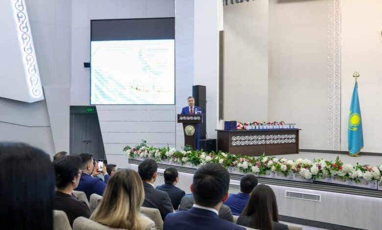 Награждение работников промышленности: Ерсайын Нагаспаев вручил награды к Дню Республики